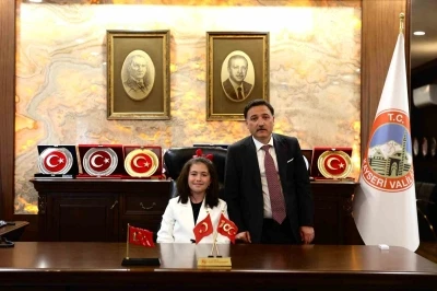 Vali koltuğuna oturan Zeynep&rsquo;ten il emniyet m&uuml;d&uuml;r&uuml;ne talimat: "Okulların &ccedil;evresinde g&uuml;venliği artırın"
