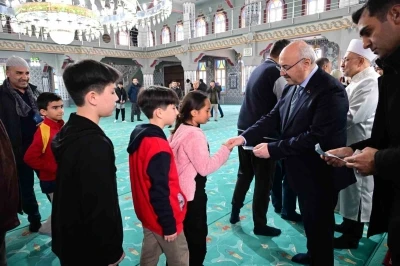 Vali K&ouml;şger bayram sevincini g&ouml;revi başındaki personeller ve vatandaşlarla paylaştı
