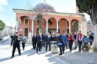 Vali K&ouml;şger, Kayalık Camisinde incelemelerde bulundu
