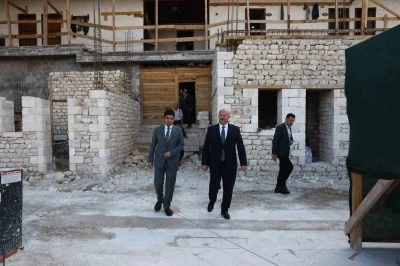 Vali K&uuml;&ccedil;&uuml;k, tarihi Tuz Hanı&rsquo;ndaki &ccedil;alışmaları inceledi
