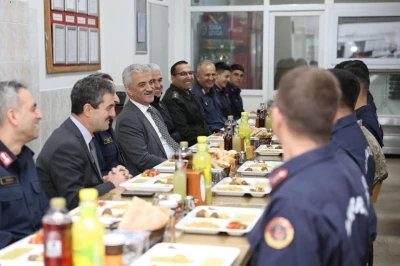Vali Makas Mehmet&ccedil;ikle iftar yaptı
