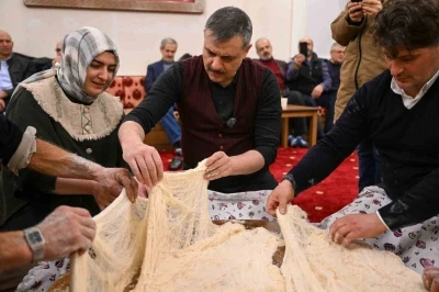 Vali Mustafa &Ccedil;ift&ccedil;i, Yazıpınar k&ouml;y&uuml;nde tel helvası geleneğine katıldı
