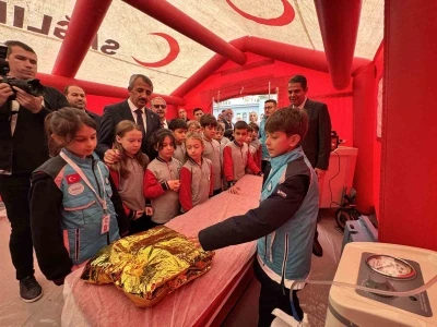 Vali öğrencilerle geleneksel oyunlar oynadı
