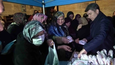 Vali &Ouml;nder Bakan, cami bah&ccedil;esinde ve k&uuml;t&uuml;phanede vatandaşlara simit ile ayran dağıttı
