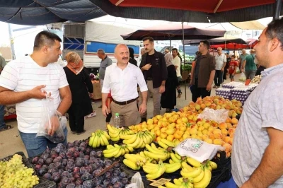 Vali Osman Varol semt pazarında vatandaşlarla buluştu
