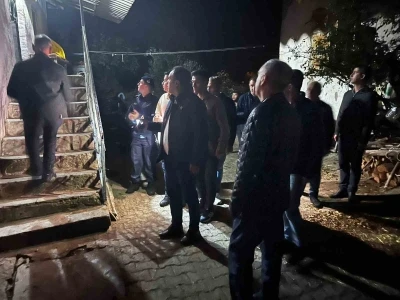 Vali Özkan, deprem sonrası Gördes’te incelemelerde bulundu
