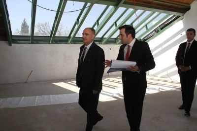 Vali Özkan Kula’da tarihi Zafer Okulu’nu gezdi
