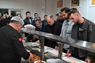 Vali &Ouml;zkan Manisa CB&Uuml;&rsquo;l&uuml; &ouml;ğrencilerle iftarda buluştu
