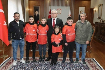 Vali Şimşek, kardan &lsquo;Kız Kulesi&rsquo; yapan amca ve yeğenleri makamında ağırladı
