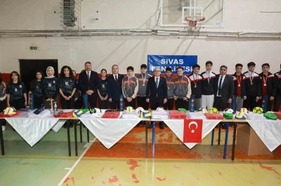 Vali Şimşek spor malzemesi dağıtımında &ouml;ğrencilerle sahaya indi
