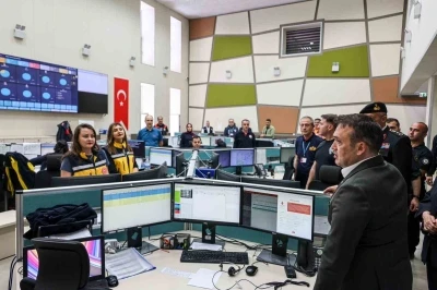 Vali S&ouml;zer 112 Acil &Ccedil;ağrı Merkezi&rsquo;nde bayram mesaisi yapan personelle buluştu
