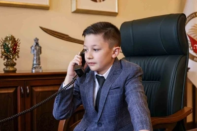 Vali S&ouml;zer, 23 Nisan&rsquo;da makamını minik Yiğit&rsquo;e devretti.
