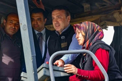 Vali S&ouml;zer, asfalt serim &ccedil;alışmalarını yerinde inceledi
