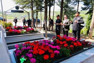 Vali S&ouml;zer&rsquo;den bayramda şehitlik ziyareti
