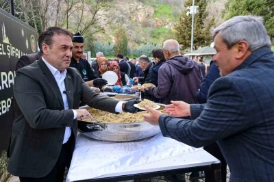 Vali S&ouml;zer&rsquo;den Şeyh Edebali T&uuml;rbesi&rsquo;nde vatandaşlara şifalı pilav ikramı
