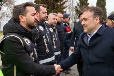 Vali S&ouml;zer denetim noktasında g&uuml;venlik g&uuml;&ccedil;leriyle bayramlaştı
