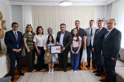 Vali S&ouml;zer, evde eğitim g&ouml;ren &ouml;ğrencilerin karne sevincine ortak oldu
