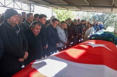 Vali S&ouml;zer, gazi cenazesine katıldı
