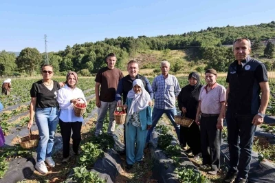 Vali S&ouml;zer, huzurevi sakinleriyle &ccedil;ilek hasadı yaptı
