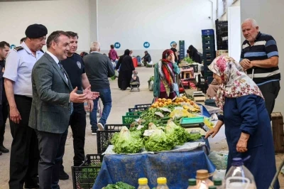 Vali S&ouml;zer kapalı pazarda tezgahları tek tek dolaştı
