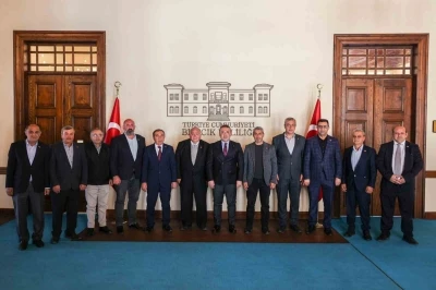 Vali S&ouml;zer, muhtarlar derneği y&ouml;netimiyle bir araya geldi
