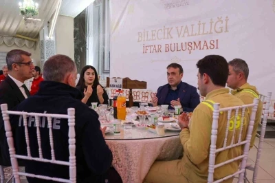 Vali S&ouml;zer, orman, itfaiye ve AFAD personeliyle iftarda buluştu
