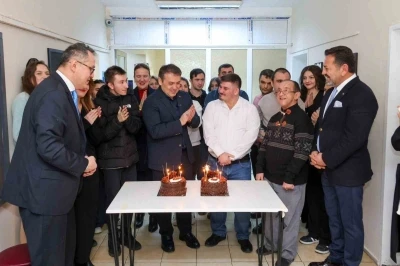 Vali S&ouml;zer &ouml;zel bireylerin doğum g&uuml;n&uuml; sevincine ortak oldu
