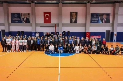 Vali S&ouml;zer Pazaryeri&rsquo;nde bir dizi program ger&ccedil;ekleştirdi
