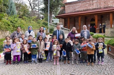 Vali S&ouml;zer, Şeyh Edebali T&uuml;rbesi&rsquo;nde anaokulu &ouml;ğrencileriyle buluştu
