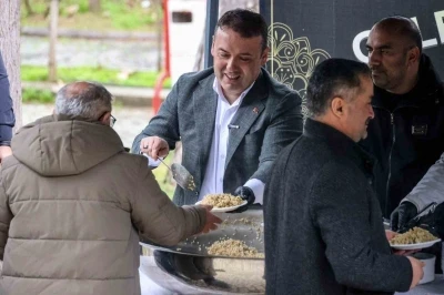 Vali S&ouml;zer Şeyh Edebali T&uuml;rbesi&rsquo;nde şifalı pilav ikramına katıldı
