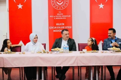 Vali S&ouml;zer ve eşi Zeynep S&ouml;zer bayramda &ccedil;ocuklar ve hastalarla bir araya geldi
