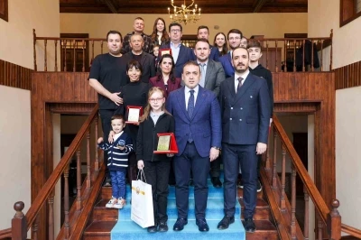 Vali S&ouml;zer &lsquo;Yılın Okuru&rsquo; &ouml;d&uuml;llerini takdim etti
