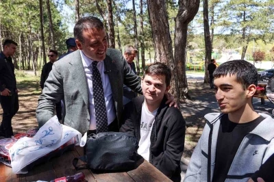 Vali S&ouml;zer, YKS &ouml;ncesi &ouml;ğrencilerle buluştu
