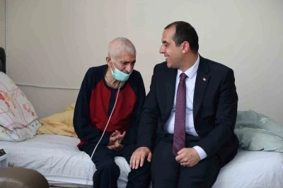 Vali Taşolar&rsquo;dan, Tuzluca Şehit ve Gazi Aileleri Derneği Başkanı T&uuml;rkan&rsquo;a ge&ccedil;miş olsun ziyareti
