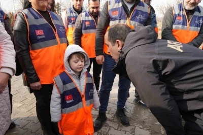 Vali Taşolar, minik AFAD g&ouml;n&uuml;ll&uuml;s&uuml; Poyraz Ege ile bir araya geldi
