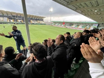 Vali Taşolar trib&uuml;nde taraftarlarla omuz omuza tezah&uuml;rat yaptı

