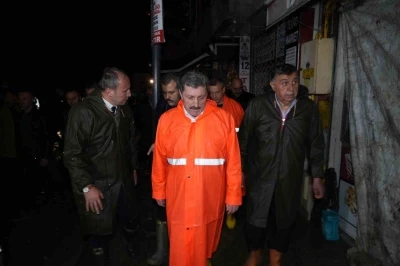 Vali Tavlı&rsquo;dan sel a&ccedil;ıklaması: "Can kaybı ve yaralanma yok, iş yerlerinde zararlar mevcut"
