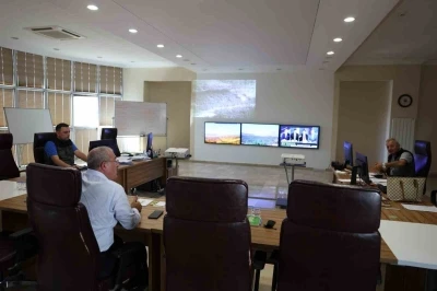 Vali Toraman, Gelibolu’da çıkan orman yangınını yangın yönetim merkezinden takip ediyor
