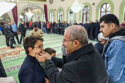 Vali Toraman, namaz sonrası vatandaşlarla bayramlaştı
