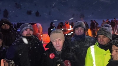 Vali Turan Erg&uuml;n: "&Ccedil;ığ altındakileri bulmak i&ccedil;in &ccedil;alışmalar yarın sabah yeniden başlayacak"
