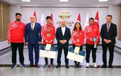 Vali Varol, Balkan şampiyonlarını &ouml;d&uuml;llendirdi