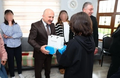Vali Varol, &ccedil;ocuk evlerinde kalan &ccedil;ocuklara hediyelerini takdim etti
