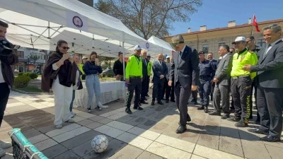 Vali Yılmaz alkol g&ouml;zl&uuml;ğ&uuml;n&uuml; taktı, futbol topunu kaleye g&ouml;ndermede hayli zorlandı
