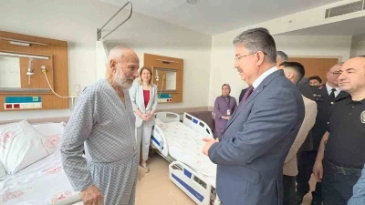 Vali Yılmaz&rsquo;dan sağlık &ccedil;alışanı ve hastalara bayram ziyareti

