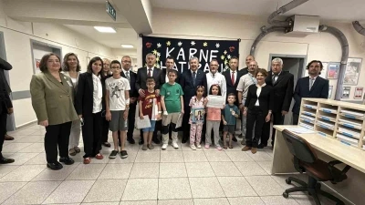 Vali Yılmaz, hastanede tedavi g&ouml;ren &ouml;ğrencilerin karne heyecanına ortak oldu
