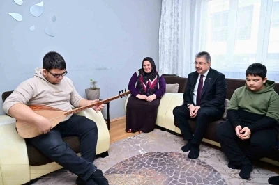 Vali Yılmaz&rsquo;ın hane ziyaretleri s&uuml;r&uuml;yor
