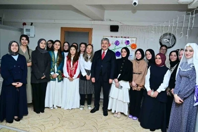 Vali Yılmaz, kız yurdunda kalan uluslararası &ouml;ğrencilerle iftar yaptı
