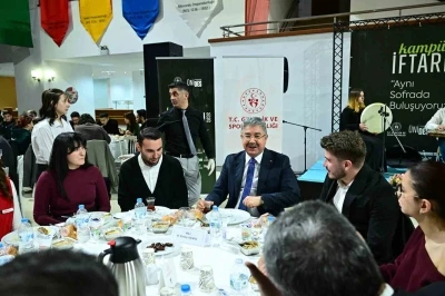 Vali Yılmaz, &ouml;ğrencilerle iftar yaptı

