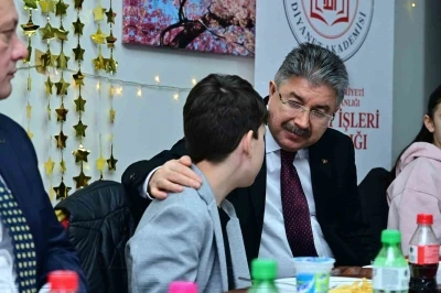 Vali Yılmaz, &ouml;ks&uuml;z ve yetim &ccedil;ocuklarla iftar yaptı
