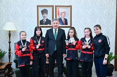 Vali Yılmaz, sporcu G&uuml;lsena Karakuyulu ve &ouml;ğrencilerini makamında ağırladı

